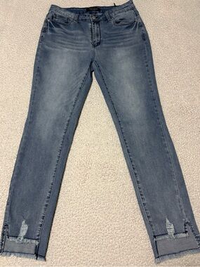 Judy Blue Faded Blue Skinny Jeans with Frayed Ankles. Size 11/30